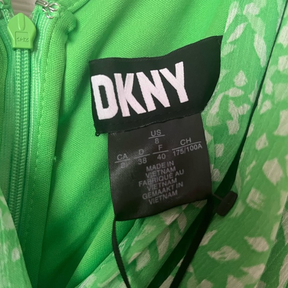 DKNY Floral Green & White Chiffon Tie Dress Size 8 NWT - Picture 7 of 7